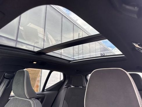 Certified 2025 Volvo XC40 B5 Plus AWD/4WD image 27