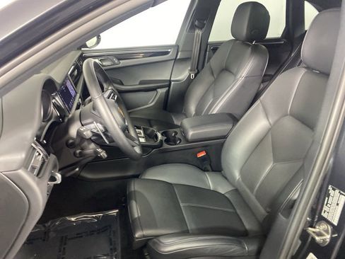 Used 2024 Porsche Macan image 18