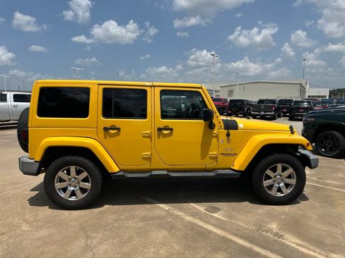 Used 2015 Jeep Wrangler Unlimited Sahara w/ Max Tow Package AWD/4WD image 8