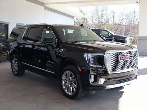 Used 2021 GMC Yukon XL Denali w/ Denali Premium Package image 8