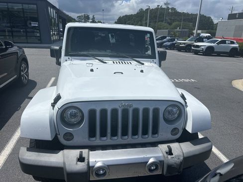 Used 2017 Jeep Wrangler Unlimited Sahara w/ Connectivity Group AWD/4WD image 2