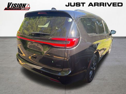 Used 2023 Chrysler Pacifica Touring-L w/ S Appearance Package AWD/4WD image 4