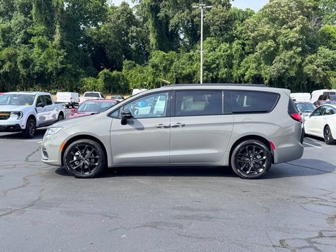 Used 2023 Chrysler Pacifica Limited w/ Uconnect Theater Family Group AWD/4WD image 3