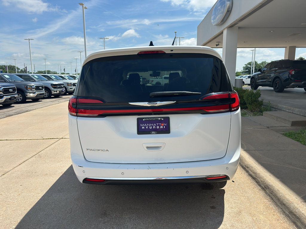 Used 2024 Chrysler Pacifica Touring-L FWD image 9