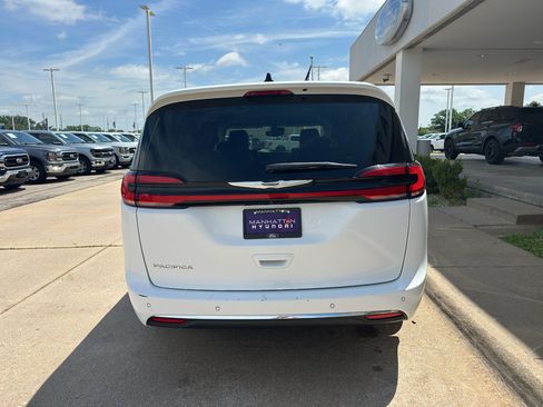 Used 2024 Chrysler Pacifica Touring-L FWD image 9