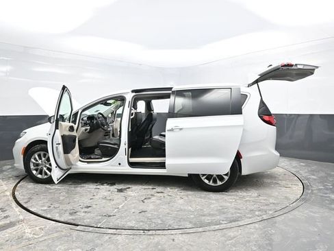 Used 2023 Chrysler Pacifica Touring-L image 40