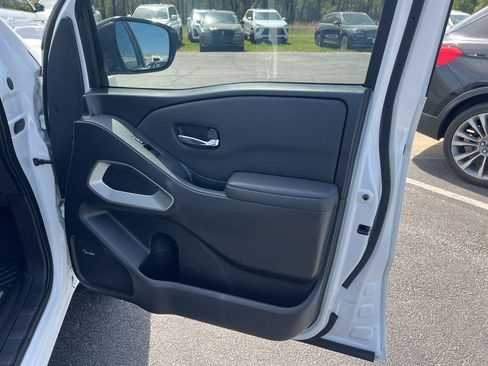 Used 2022 Nissan Frontier SV w/ SV Premium Package image 28