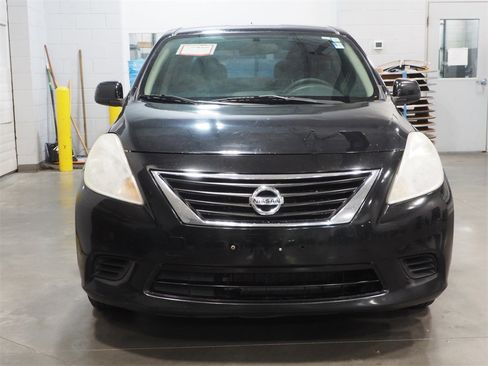 Used 2014 Nissan Versa SV image 2
