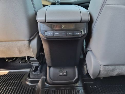 Used 2024 Toyota Highlander XLE AWD/4WD image 31