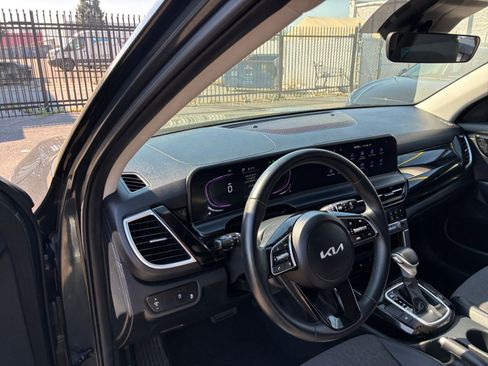 Used 2025 Kia Seltos S image 33
