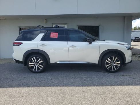 Certified 2025 Nissan Pathfinder Platinum FWD image 7