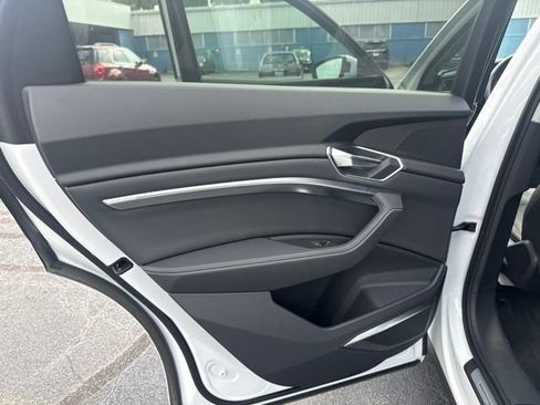 Used 2023 Audi e-tron Premium Plus w/ Premium Plus Package AWD/4WD image 12