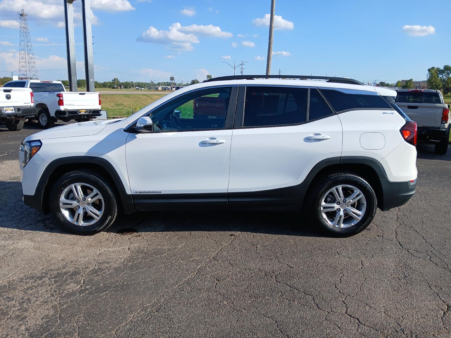 Used 2024 GMC Terrain SLE w/ Driver Convenience Package AWD/4WD image 3