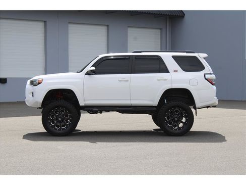 Used 2018 Toyota 4Runner SR5 AWD/4WD image 2