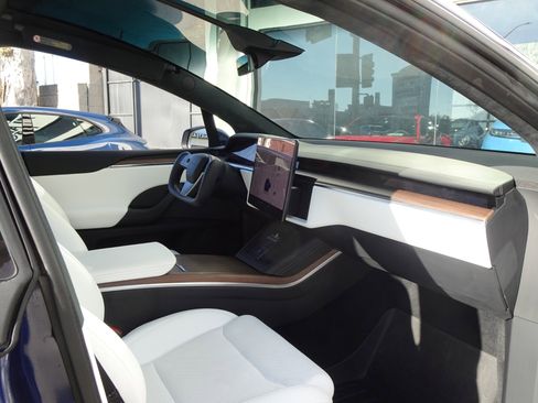 Used 2023 Tesla Model X image 21
