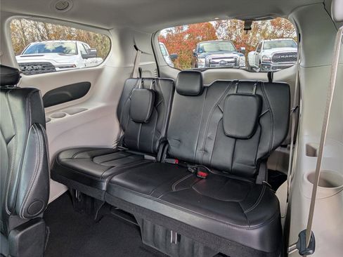 Used 2024 Chrysler Pacifica Touring-L image 13