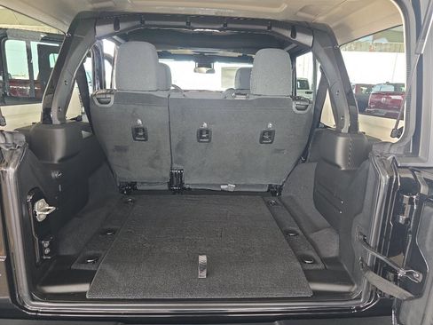 New 2025 Jeep Wrangler Unlimited Rubicon w/ Steel Bumper Group image 18