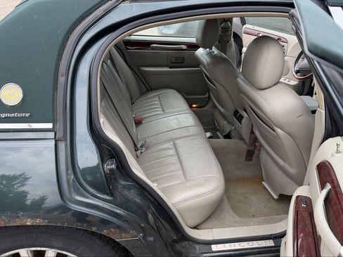 Used 2003 Lincoln Town Car Signature RWD image 24