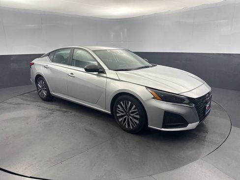 Used 2024 Nissan Altima 2.5 SV image 7