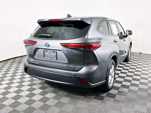 Used 2023 Toyota Highlander LE FWD image 3