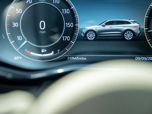 Used 2025 Jaguar F-PACE R-Dynamic S image 47