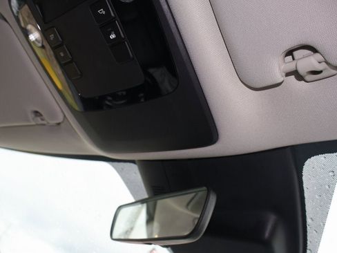 Used 2023 Kia Carnival LX image 12