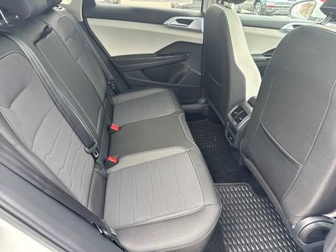 Certified 2025 Volkswagen Taos SE image 32