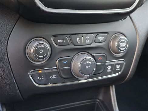 Used 2021 Jeep Cherokee Latitude Plus image 22