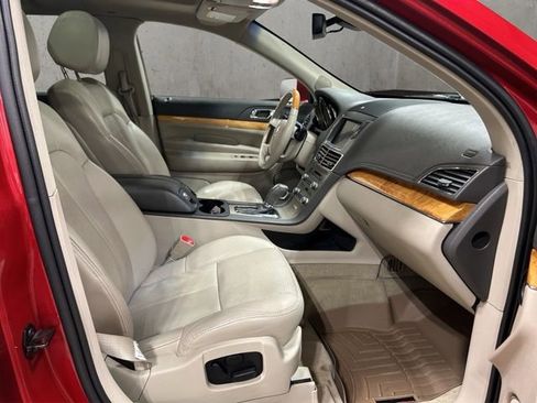 Used 2012 Lincoln MKT AWD image 19