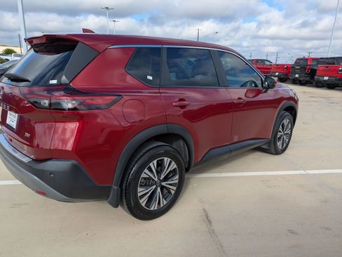 Used 2023 Nissan Rogue SV image 2