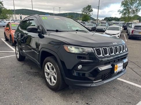 Used 2024 Jeep Compass Latitude AWD/4WD image 6