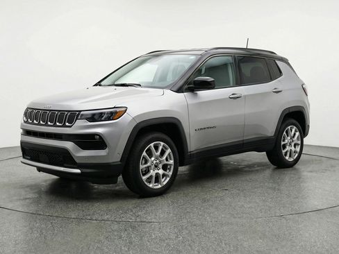 Used 2025 Jeep Compass Limited AWD/4WD image 3