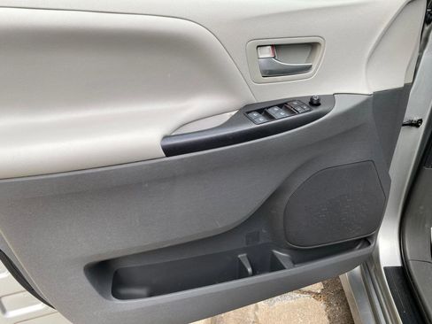 Used 2020 Toyota Sienna LE w/ LE Preferred Package image 24