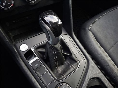 Certified 2022 Volkswagen Taos SE w/ Panoramic Sunroof Package image 15