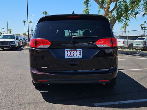 Used 2018 Chrysler Pacifica Touring Plus w/ S Appearance Package FWD image 6
