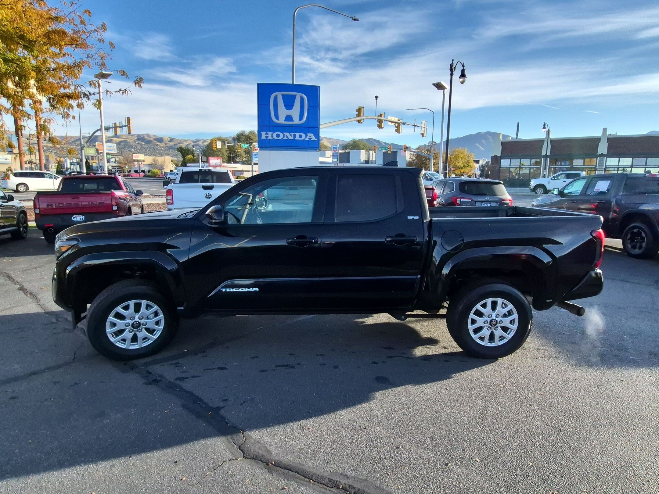 Used 2025 Toyota Tacoma SR5 AWD/4WD image 9