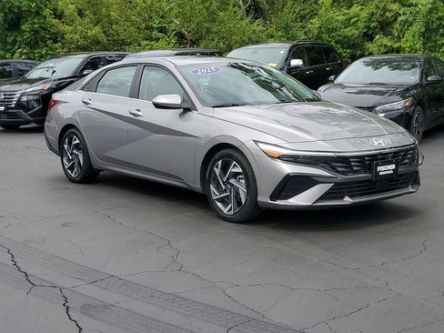 Used 2025 Hyundai Elantra Limited FWD image 2