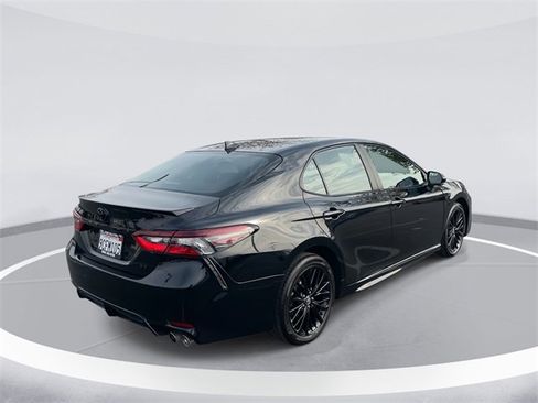 Used 2022 Toyota Camry SE image 4