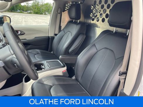 Used 2024 Chrysler Pacifica Touring-L FWD image 15