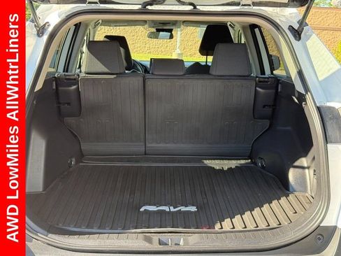 Used 2022 Toyota RAV4 LE AWD/4WD image 9