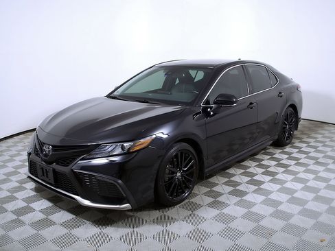 Used 2023 Toyota Camry XSE FWD image 3