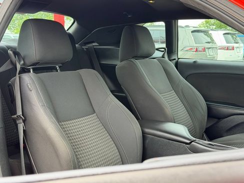 Used 2016 Dodge Challenger SXT RWD image 39