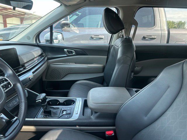 Used 2025 Kia Carnival FWD image 6