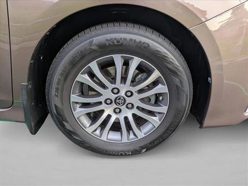 Used 2020 Toyota Sienna XLE image 23