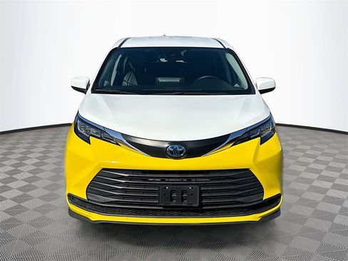 Used 2022 Toyota Sienna LE image 2