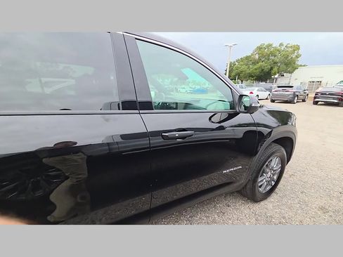 Used 2025 GMC Acadia Elevation image 25