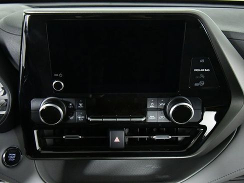 Used 2023 Toyota Highlander LE image 4
