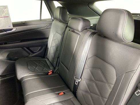Used 2024 Volkswagen Atlas Cross Sport SE w/ Panoramic Sunroof Package AWD/4WD image 32