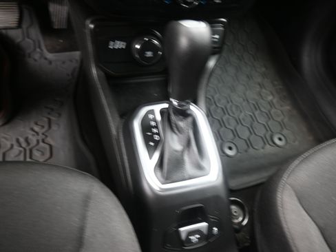 Used 2021 Jeep Renegade Latitude AWD/4WD image 14