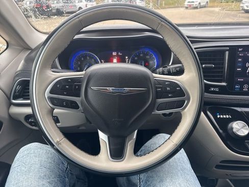 Used 2018 Chrysler Pacifica Limited image 17